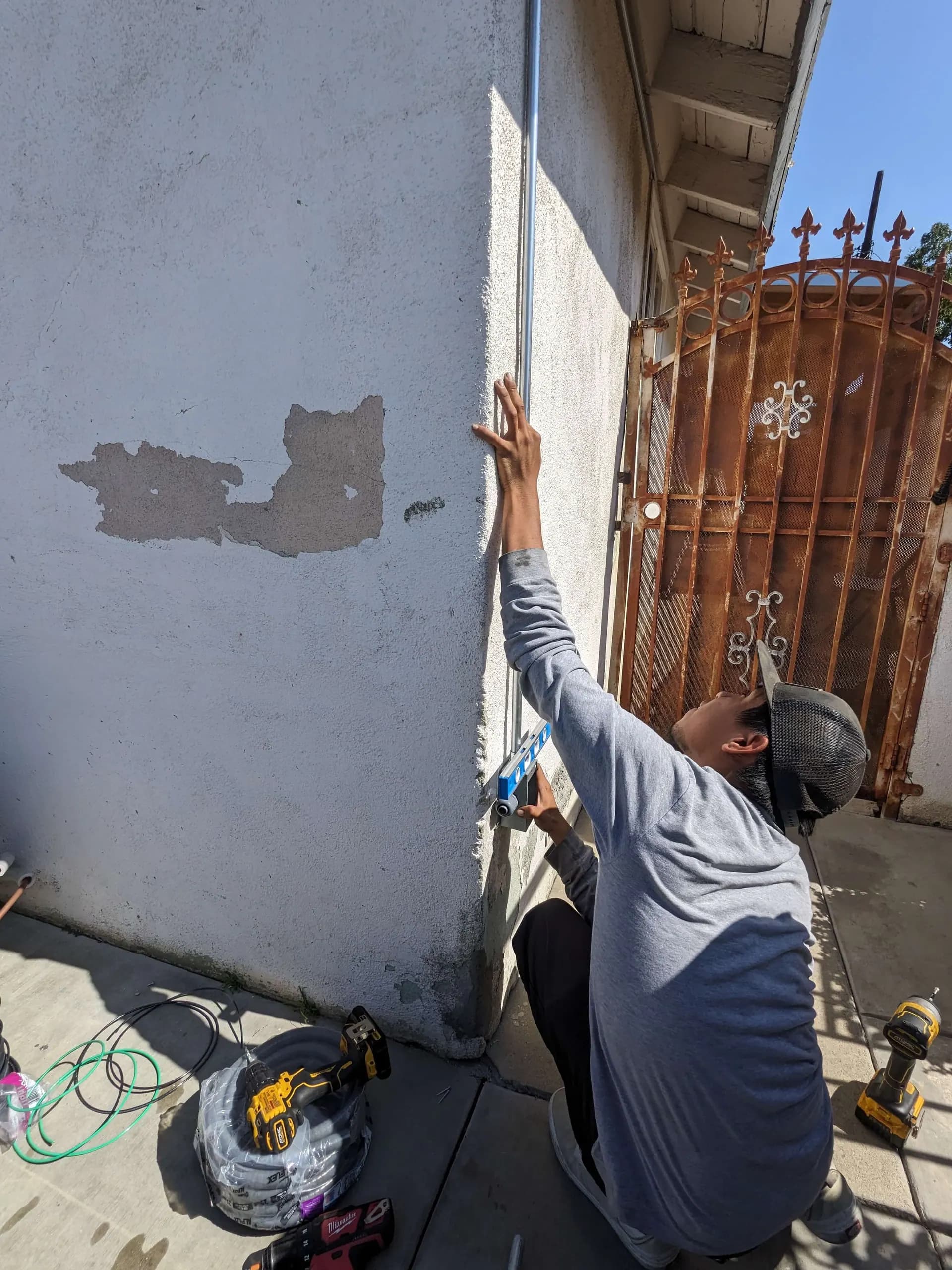 Outdoor conduit corner for mini-split electrical wiring installation